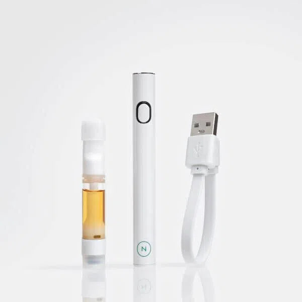 40% CBD CBN べイプペン　アトマイザー（左）とバッテリー（中央）と充電ケーブルUSB mini（右）